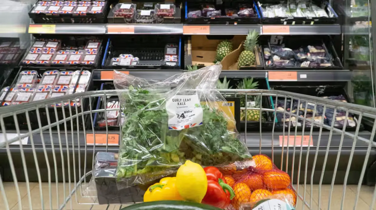 UK inflation dips to 2.6%, rate cut pressure grows