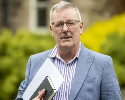 Ulster Unionist leader Mike Nesbitt to stand down