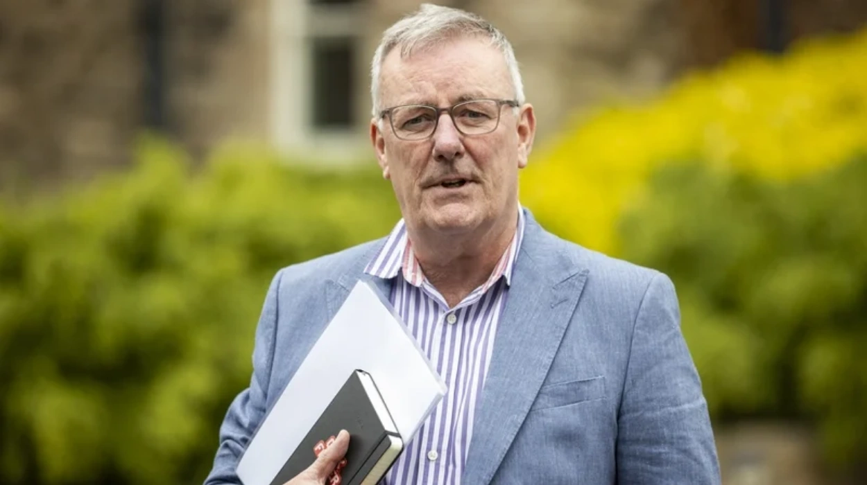 Ulster Unionist leader Mike Nesbitt to stand down