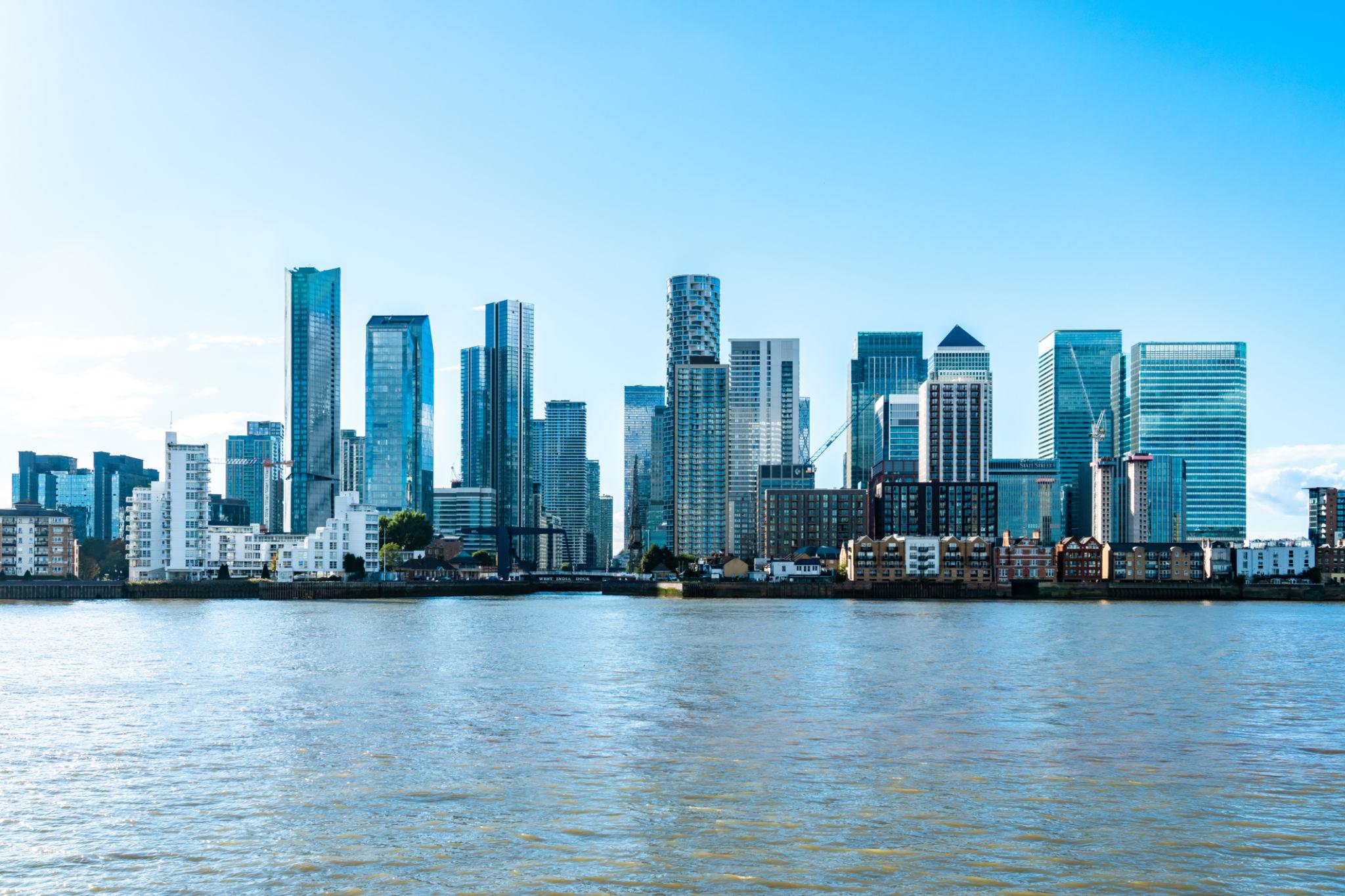UK Economic Slowdown Raises Fresh Recession Fears Across London Markets in 2026 2 Traders reacting to UK economic slowdown and stock market volatility in London