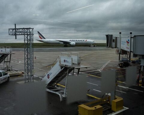 European airline earnings growth reflected in busy Heathrow Airport runway 2026