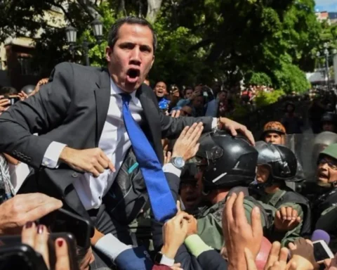 Venezuela’s Guaidó forces his way into assembly after stand-off