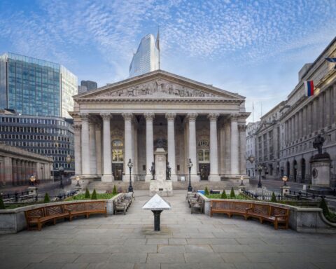UK shares decline as London stock exchange trading turns lower