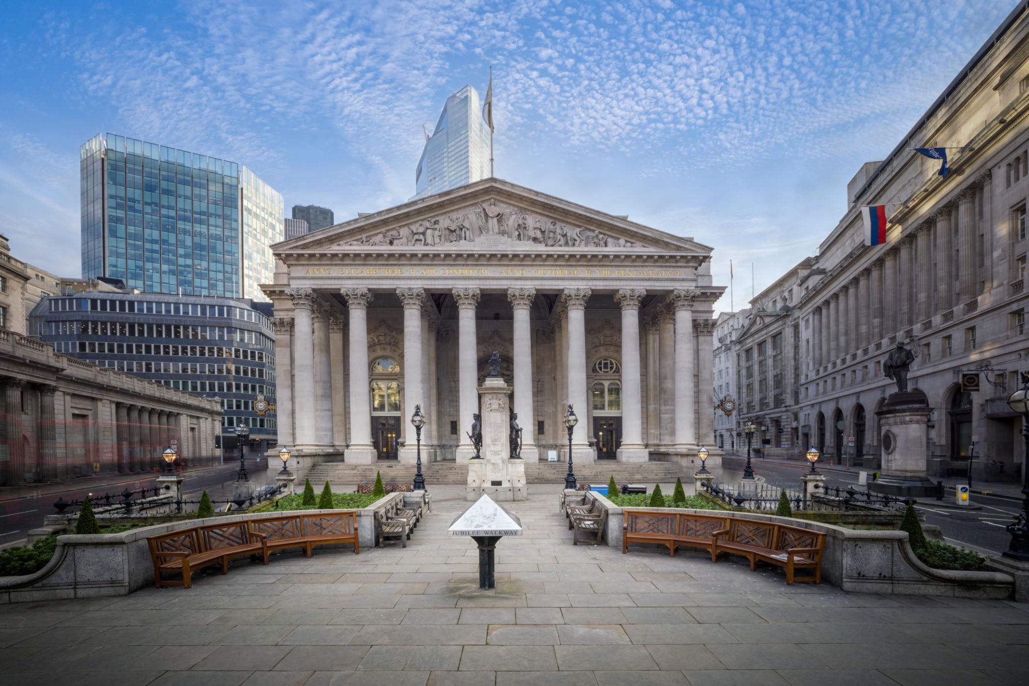 UK shares decline as London stock exchange trading turns lower