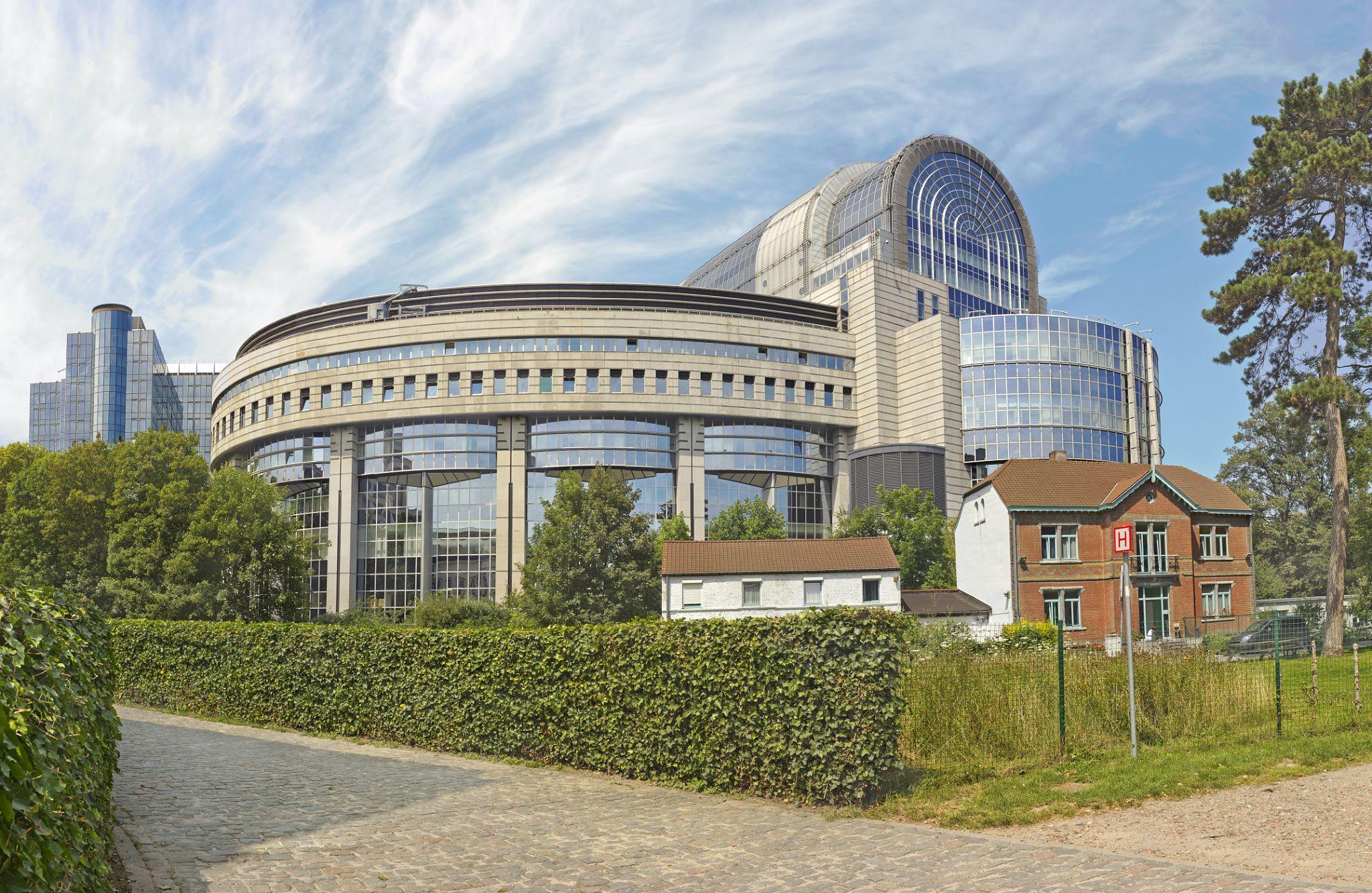 Financial Inclusion Europe Strategy Under Spotlight London 2026 1 Elderly citizen using cash reflecting financial inclusion Europe accessibility concerns