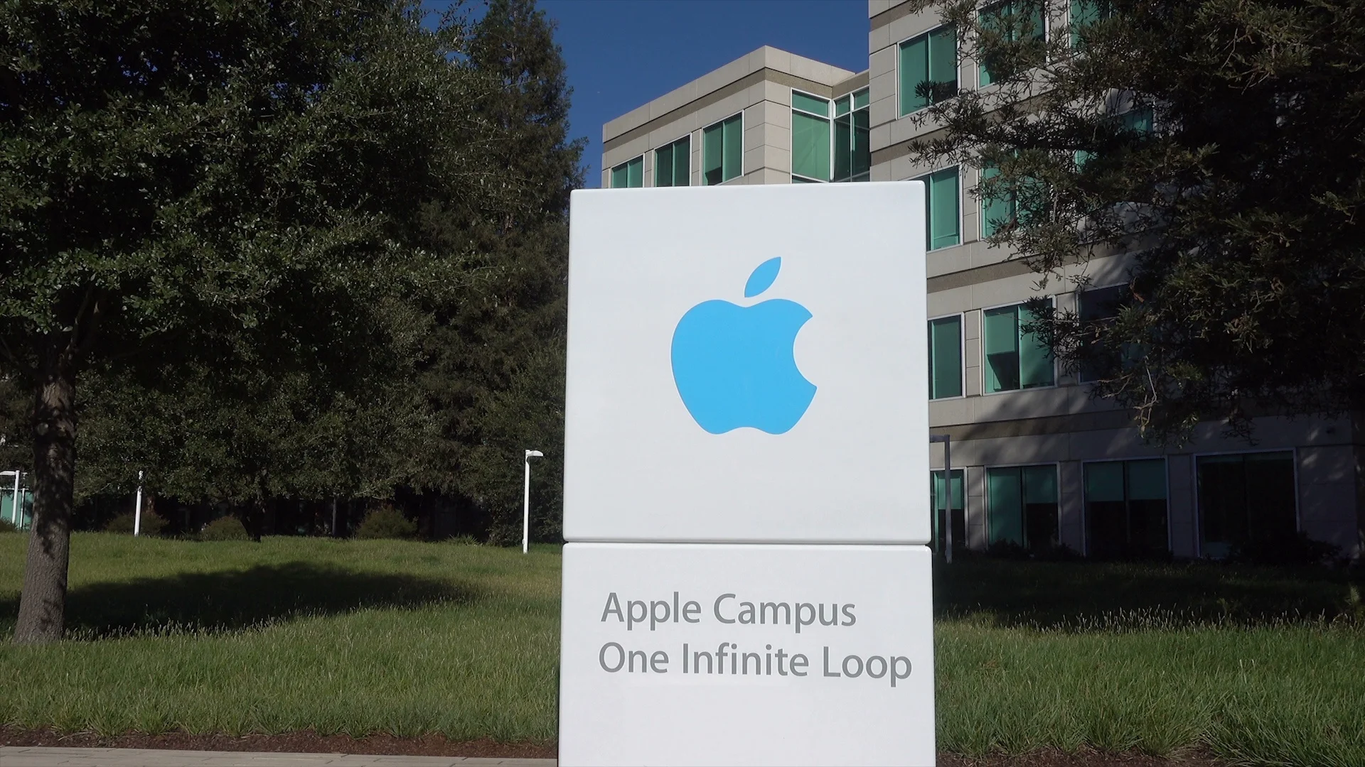 Apple Financial Services India Advances Plans With Domestic Banks for Payment Rollout Mumbai 2026 3 Customer using Apple Financial Services India for contactless payment in retail store