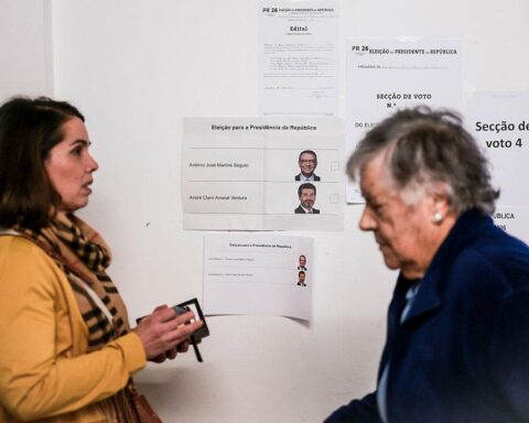 Election officials oversee Portugal presidential runoff process