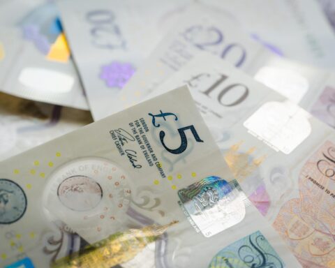 US Dollar News 2026 showing New York skyline and financial district activity