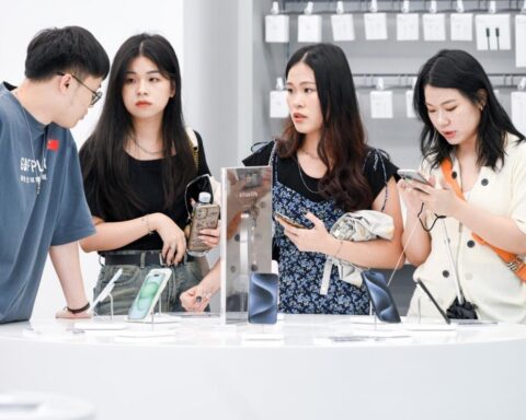 China premium phone sales as consumers compare flagship phones in retail market