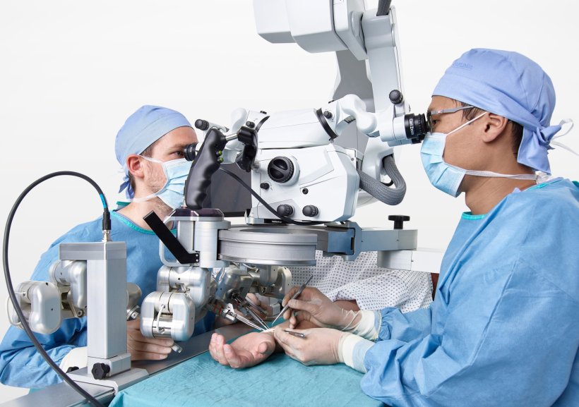 AI Surgery Risks Put Patients on Alert United States 2026 3 Surgical robot error illustrating AI surgery risks in healthcare