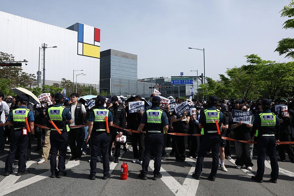Samsung Faces Escalating Worker Pay Dispute as Union Talks Intensify South Korea 2026 4 Samsung workforce tensions among factory workers in semiconductor production