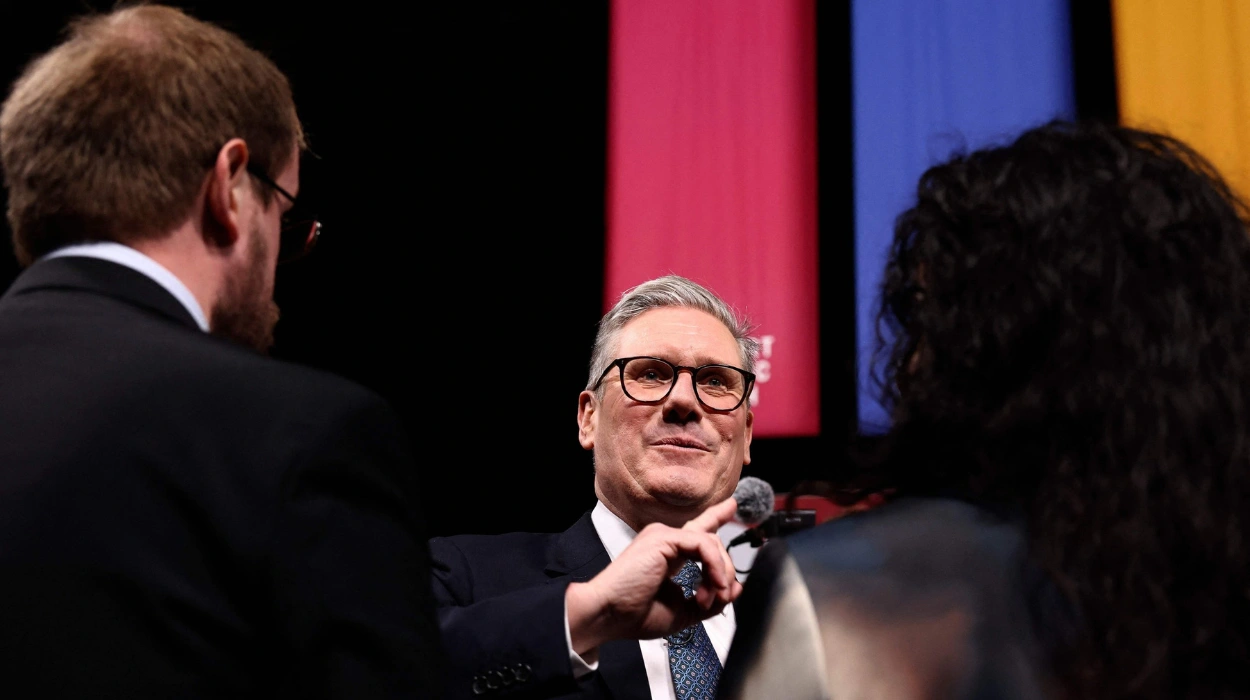 sir Keir stramer holding mic