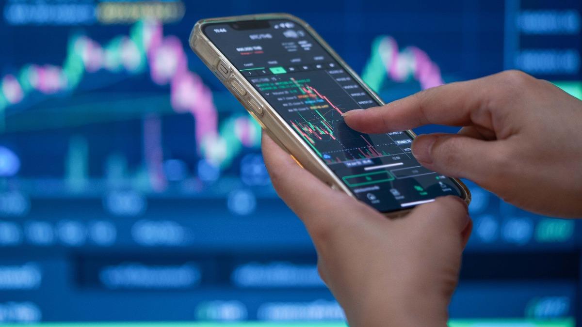 Oil Market Crash Alert as Global Crude Prices Decline 2026 1 traders react to oil market crash concerns during global crude selloff