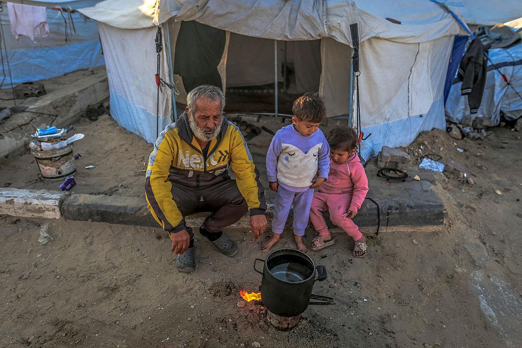 Cold Weather Gaza Deepens Humanitarian Crisis for Displaced Families – Central Gaza 1 Cold weather Gaza floods refugee camps as winter rain worsens humanitarian conditions