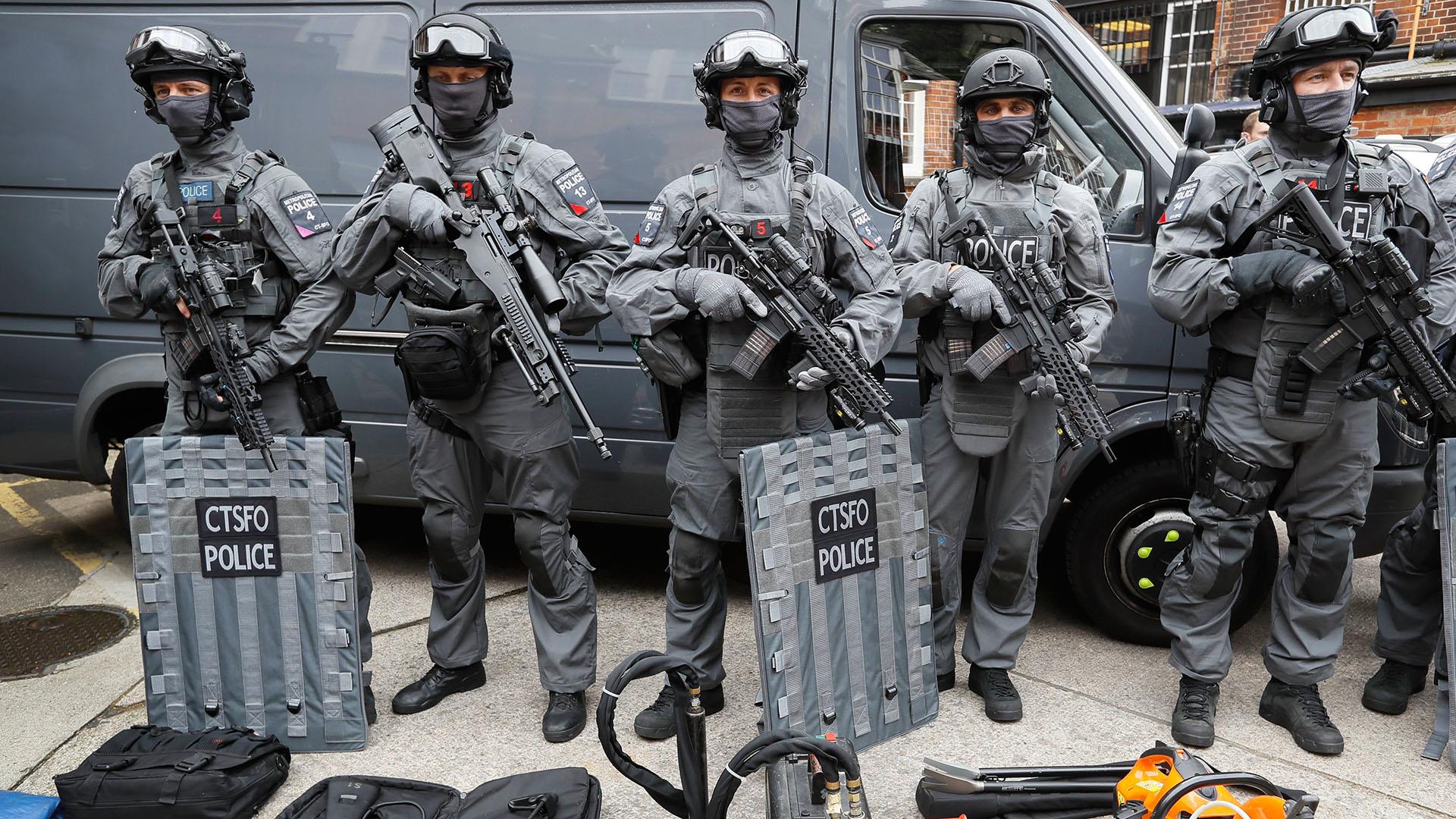 UK counter terrorism investigation arrests suspects in London 2026 2 Police vehicles at north London location linked to UK counter terrorism investigation