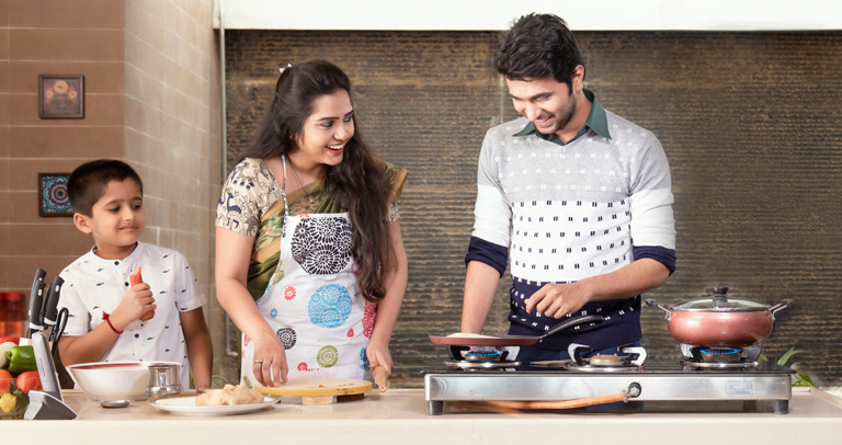 Oil supply chain disruption causes long gas cylinder queues in India amid shortage