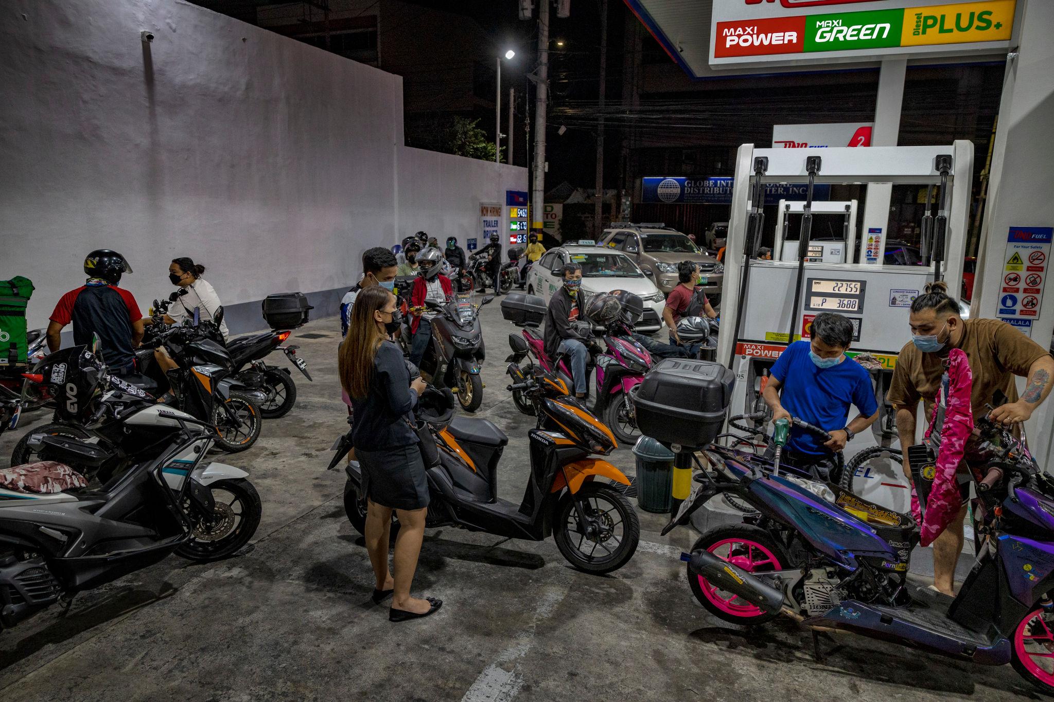 Global Trade Disrupted as Iran War Sends Oil and Shipping Costs Higher Middle East 2026 4 Iran war supply disruption causing global shipping route delays and congestion