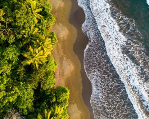 Central America seismic activity with offshore epicenter near Costa Rica