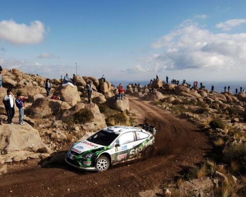 digital sports streaming growth concept with mobile streaming of motorsport events