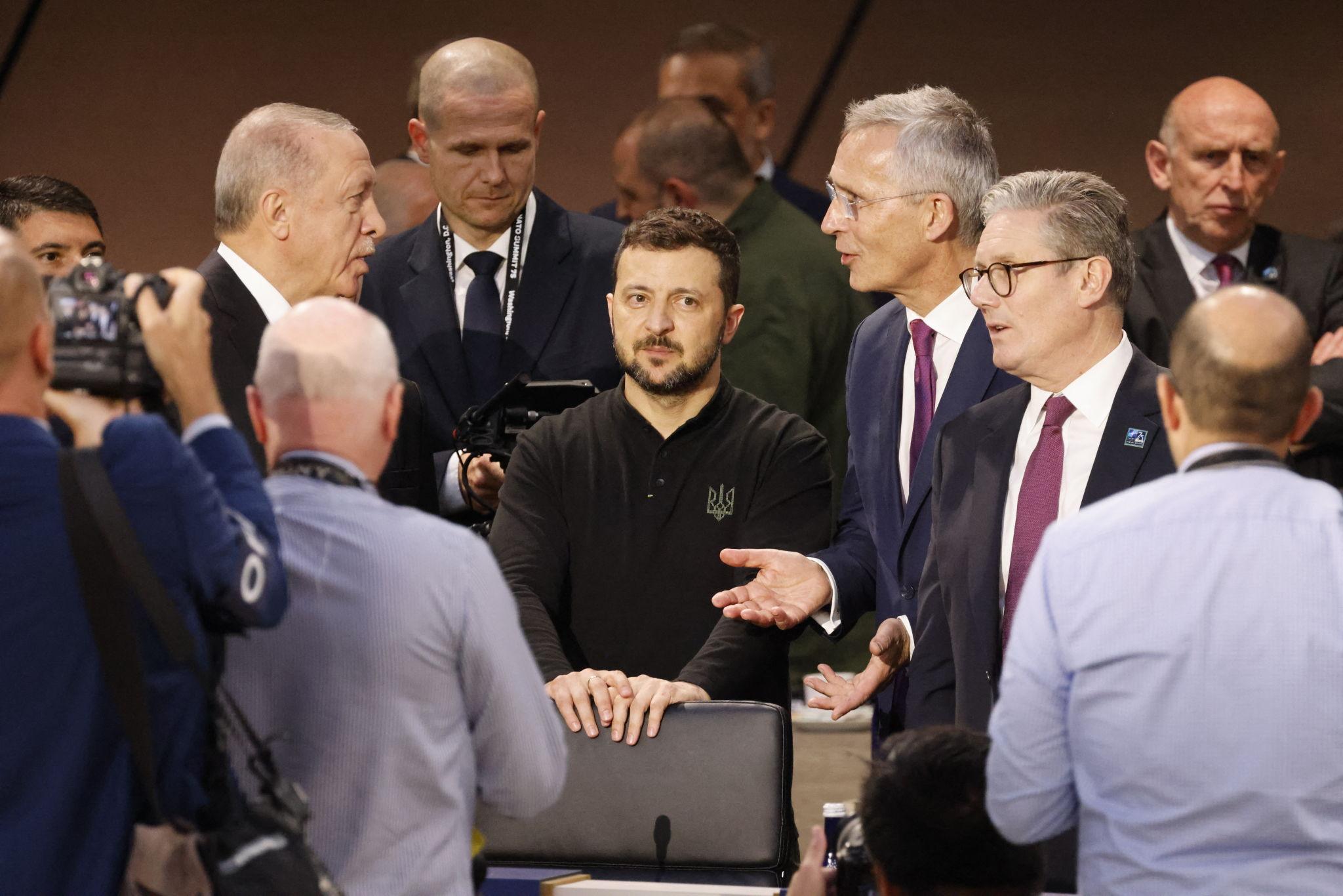 Zelenskyy Warns Global Conflicts Could Threaten Ukraine Support 2026 1 President Zelenskyy discussing Ukraine geopolitical strategy in Kyiv during wartime briefing