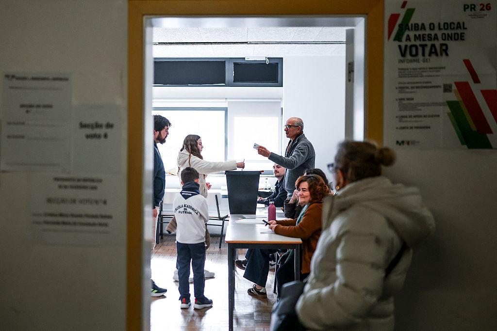 Portugal presidential runoff in Lisbon 2026 signals decisive vote 2 Voters line up at polling station during Portugal presidential runoff