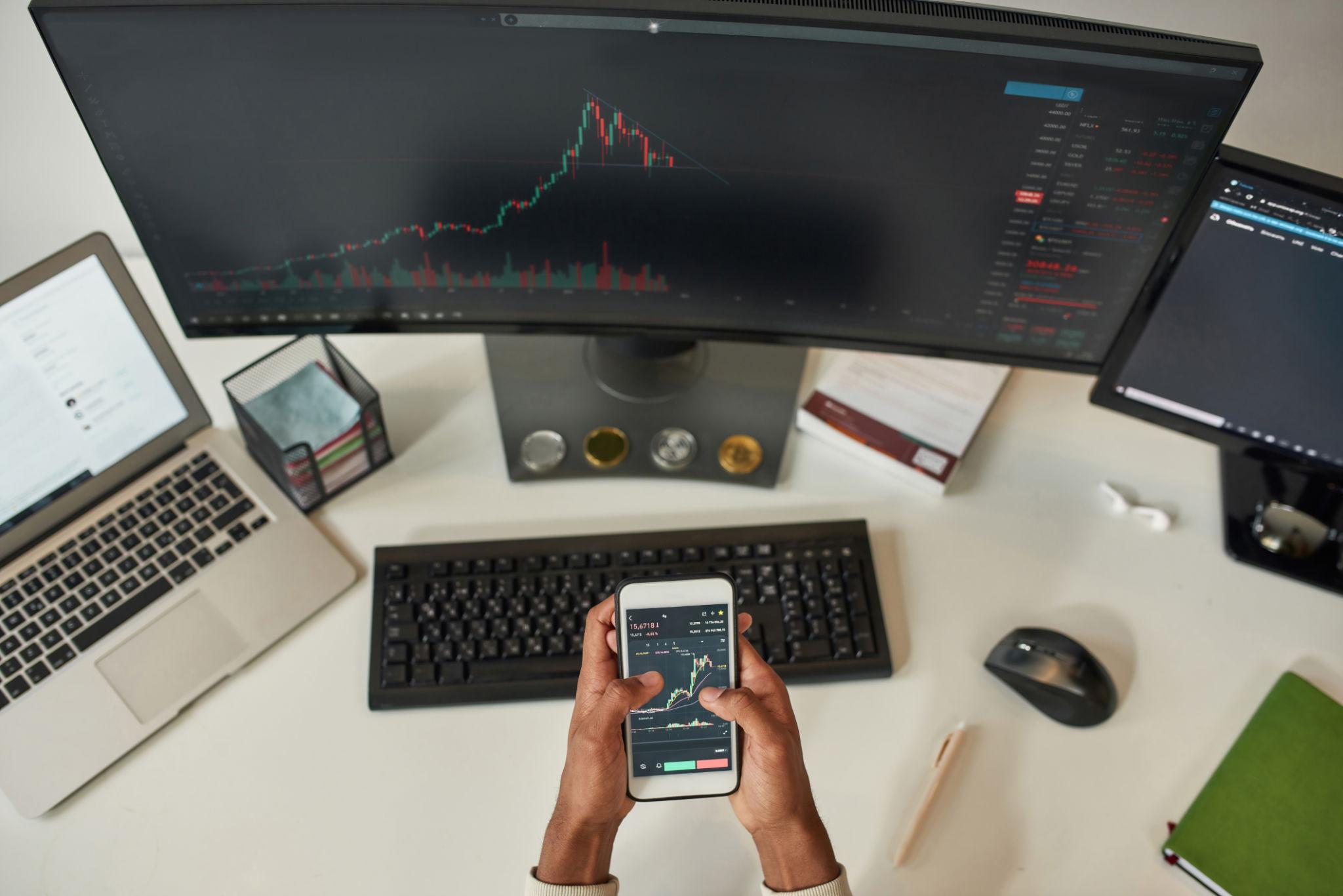 Bitcoin Exchanges Gain Momentum as Institutional Crypto Confidence Returns in 2026 3 Cryptocurrency traders monitoring Bitcoin exchange growth on digital asset exchanges