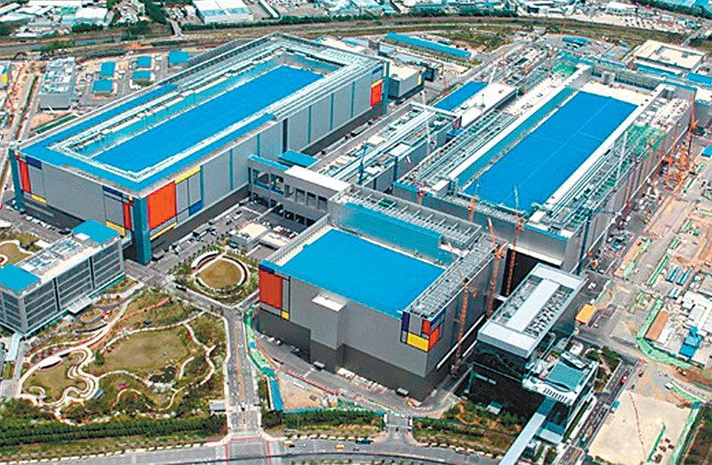 Samsung Wage Dispute Raises Fears Over Global AI Chip Supply Chain Seoul 2026 4 Workers involved in AI semiconductor production during Samsung mediation talks