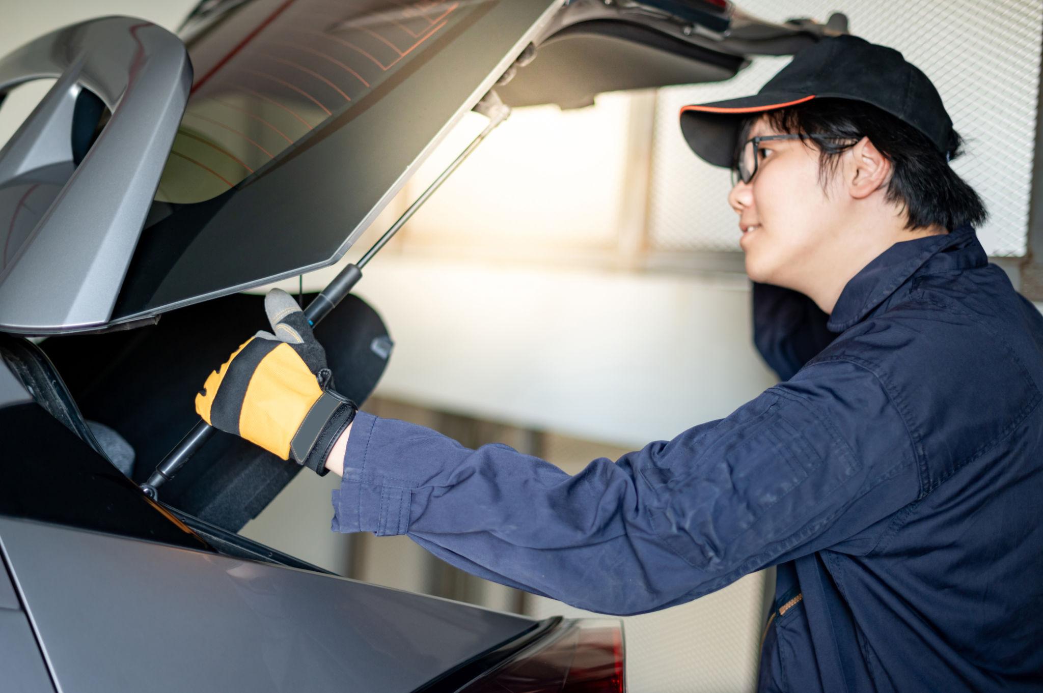 SUV liftgate malfunction risk being inspected during recall repair process