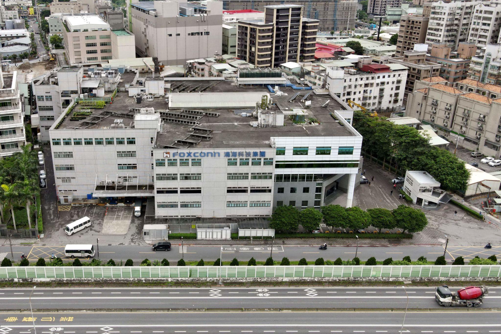 Global AI Investment Boom Sends Foxconn Profit Soaring as AI Demand Explodes in Taiwan 2026 1 Global AI investment drives Foxconn profit growth in Taiwan during 2026